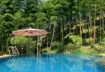                             has Smoking/Balcony rooms