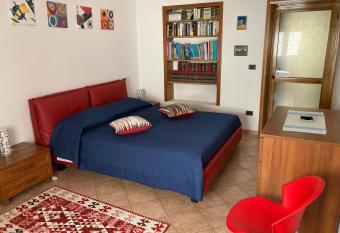 B&B Marsiglia allows 18 year olds to book a room
