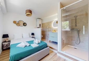 LE MARKUS 1 allows 18 year olds to book a room