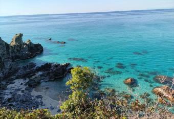 Spazioso appartamento nel centro di Zambrone has Balcony rooms