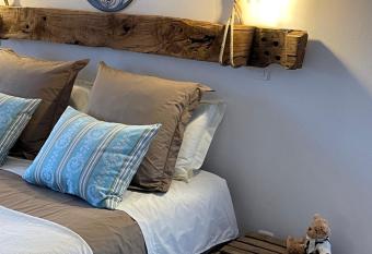 Le Mas de Mirabel has Balcony rooms