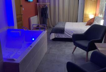 Studio Cosy avec Jacuzzi Privatif et Terrasse has Balcony rooms