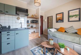 Le Chanoineau calme lumineux Les halles allows 18 year olds to book a room