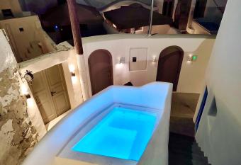 Oldtown Suites Fira has rooms with a private hot tub