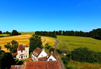 La Guirtelle allows 18 year olds to book a room