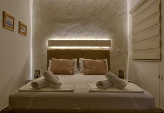 Boka Bay paradise-seafront apartments with lovely garden allows 18 year olds to book a room