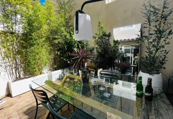 La Contemporaine - peaceful town house has Balcony rooms