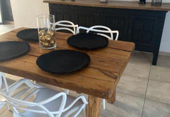 Maison    3,2km de l   a  roport has Balcony rooms