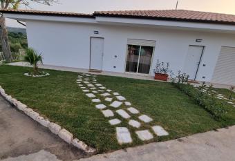 LA PACE DEGLI AGRUMI has rooms with a private hot tub