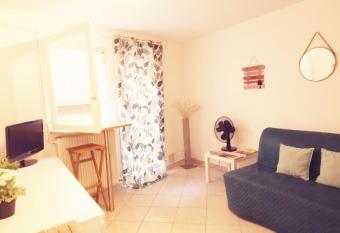 Avignon intra muros Pont et Palais des Papes allows 18 year olds to book a room