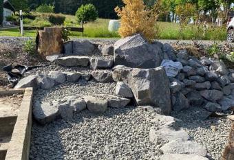 Gleis 1, Eisenbahn Waggon mit Whirlpool und Ofen has rooms with a private hot tub