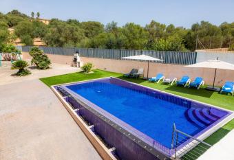 Villa Puigverd has Balcony rooms