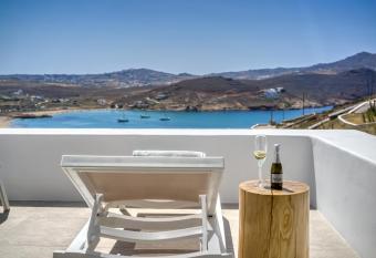 Nefeli Residence & Suite Ftelia beach Mykonos has rooms with a private hot tub