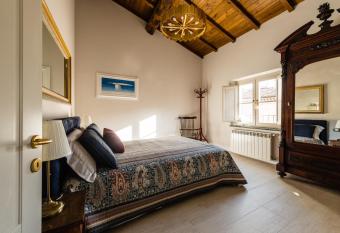 Gli specchi allows 18 year olds to book a room