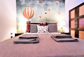 Le mongolfiere allows 18 year olds to book a room