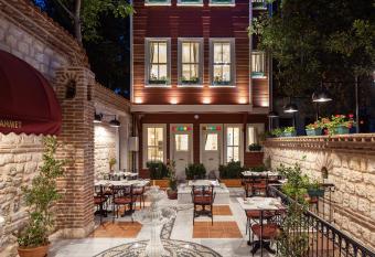 Hotel Turkish House allows 18 year olds to book a room