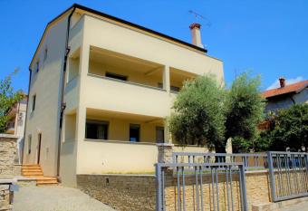 Apartments Juri  evi   allows 18 year olds to book a room