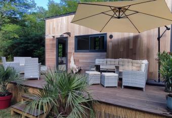 Tiny house chez Caroline has Balcony rooms