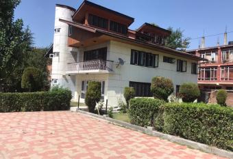 Hotel ascots has Balcony rooms