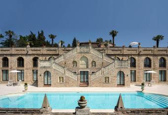 Villa Cattani Stuart XVII secolo allows 18 year olds to book a room