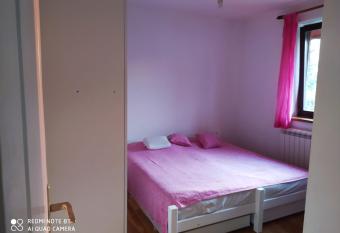 Doma  inska ku  a has rooms with a private hot tub