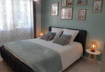 Maison du Val du Loup allows 18 year olds to book a room