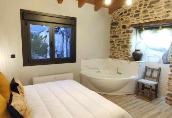 Precioso Apartamento 2 Hab con Ba  era Hidromasaje has rooms with a private hot tub