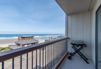 Surftides Plaza Rentals has rooms with a private hot tub