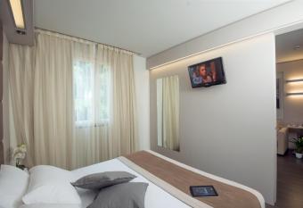 2bf98d6af4e2938cc96e3079bed12c0964eabeb75880&o= has rooms with a private hot tub