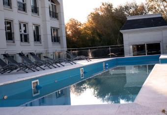 Apart France - Con gim, piscina y estacionamiento allows 18 year olds to book a room