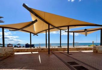 LOS BOLICHES PLAYA l allows 18 year olds to book a room