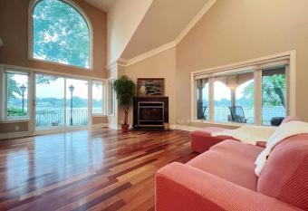 Magnificent river view large house has Balcony rooms