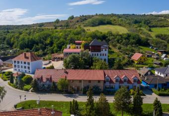 Hotel Kurd  jov has Balcony rooms