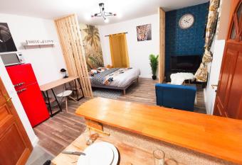Le Jungle Chic de Pontoise allows 18 year olds to book a room