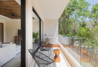 Rotamundos Plus  has rooms with a private hot tub