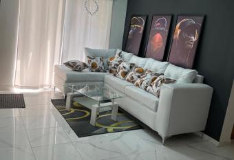 Apartamento H201 allows 18 year olds to book a room