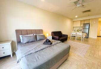 Crown8 Suite (Sunrise & City View)@Empire City has Balcony rooms