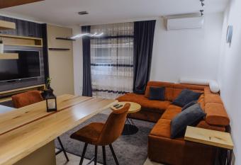 Sunsine apartmani 2 has rooms with a private hot tub