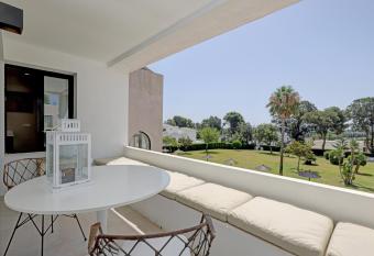 Royal Golf Sotogrande has Balcony rooms