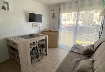 Studio pour 2 personnes emplacement 1er choix allows 18 year olds to book a room