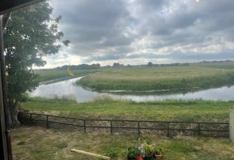 Riverside Log Cabin 3 bedrooms sleeps 6 has Balcony rooms