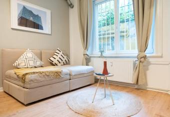 Hamburg City Apartment for 4 allows 18 year olds to book a room