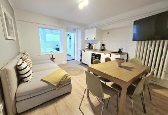 Hamburg City Apartment for 7 allows 18 year olds to book a room