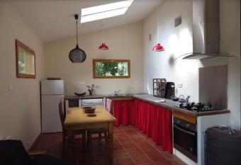 petite maison dans les pins has Balcony rooms