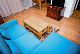 Lovely 1bedroom apartment with balcony and parking allows 18 year olds to book a room