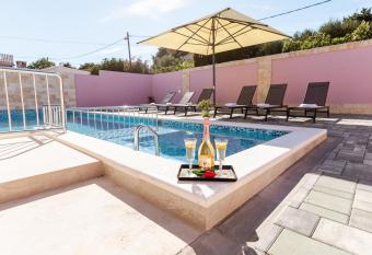 Apartman Laura has Balcony rooms