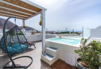 SantoRossa Luxury Villas has rooms with a private hot tub