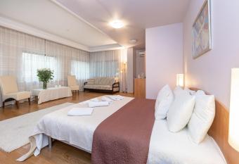 Room in Guest room - Valensija - Large Suite apartment has Smoking rooms