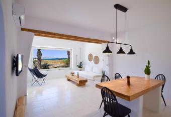 SUNSET POUNDA LUXURY VERSION has rooms with a private hot tub