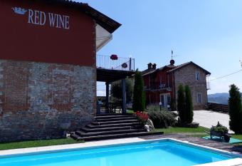 Red Wine Camere has Balcony rooms